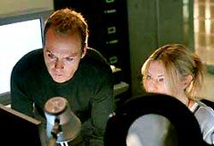 Michael Keaton (Jonathan Rivers), Deborah Kara Unger (Sarah Tate) en White Noise