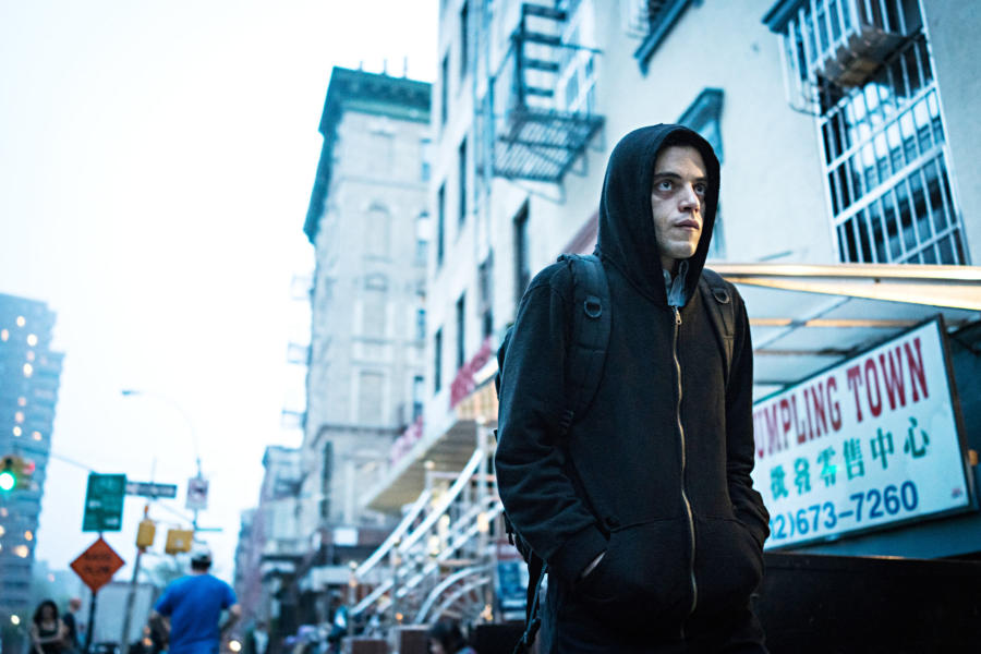 Rami Malek como Hacker antisocial y vestido de negro, con capucha, todo muy topicazo