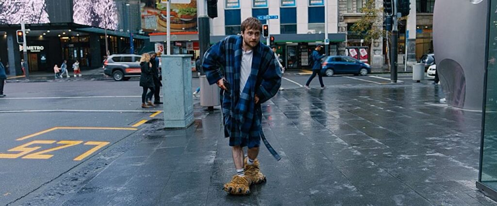 Daniel Radcliff en Guns Akimbo en bata por la calle